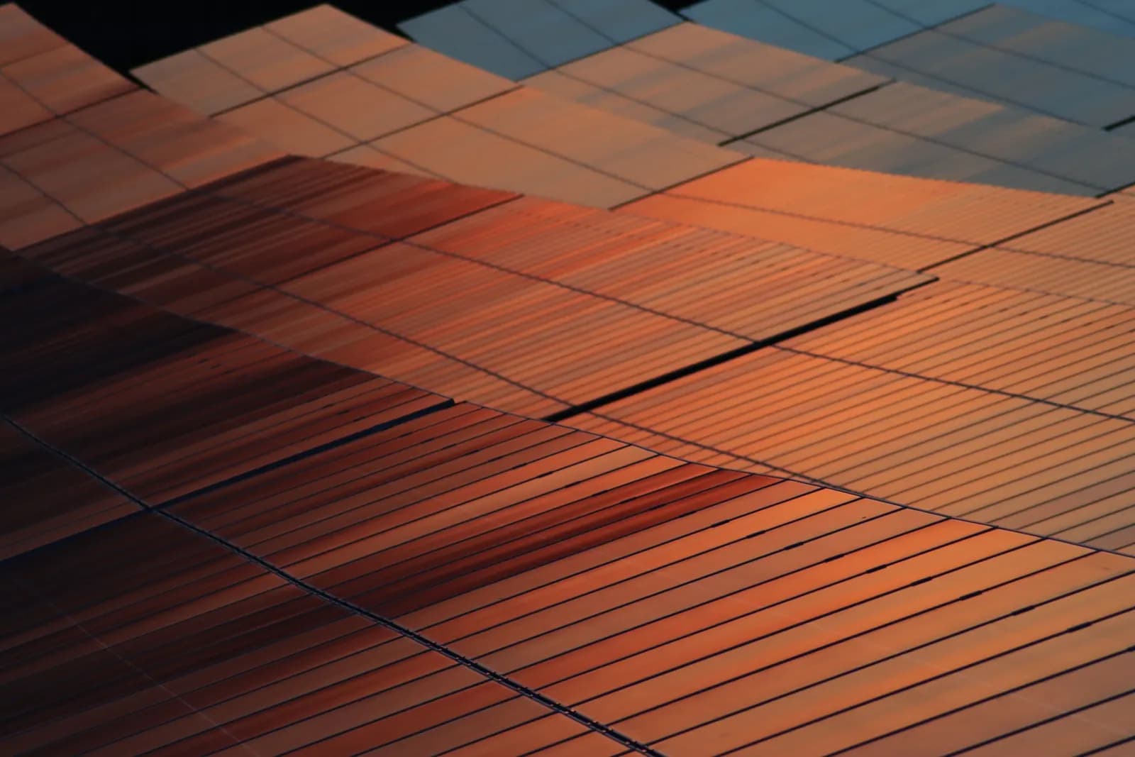Panneaux solaires dans la lumière orangée du soir